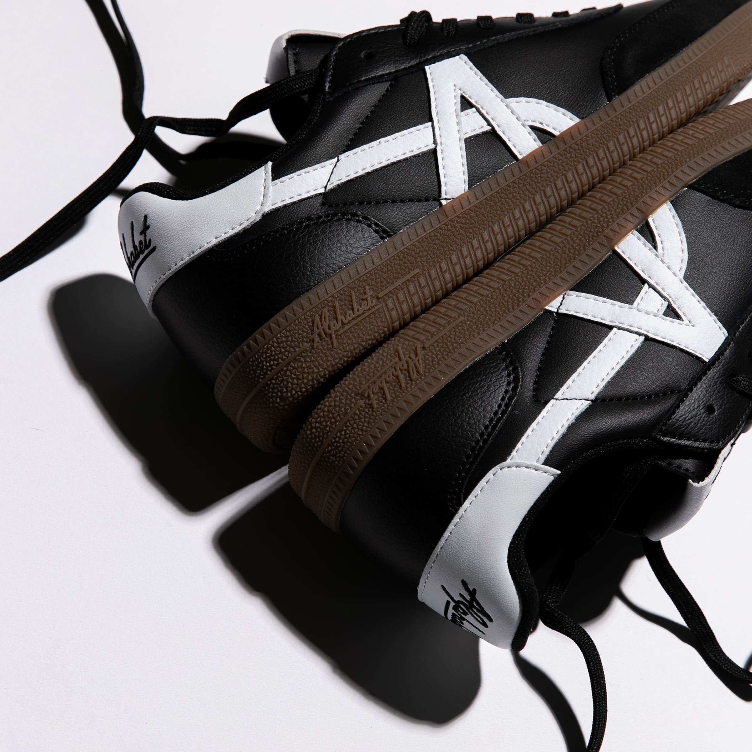 MONTEREY 301 BLACK / WHITE — Side